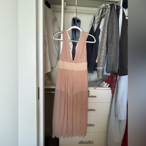 Elegant Beige Sleeveless Dress - Picture 1 of 4